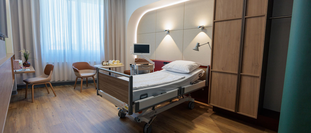 Blick in ein modernes Patientenzimmer im Henriettenstift.