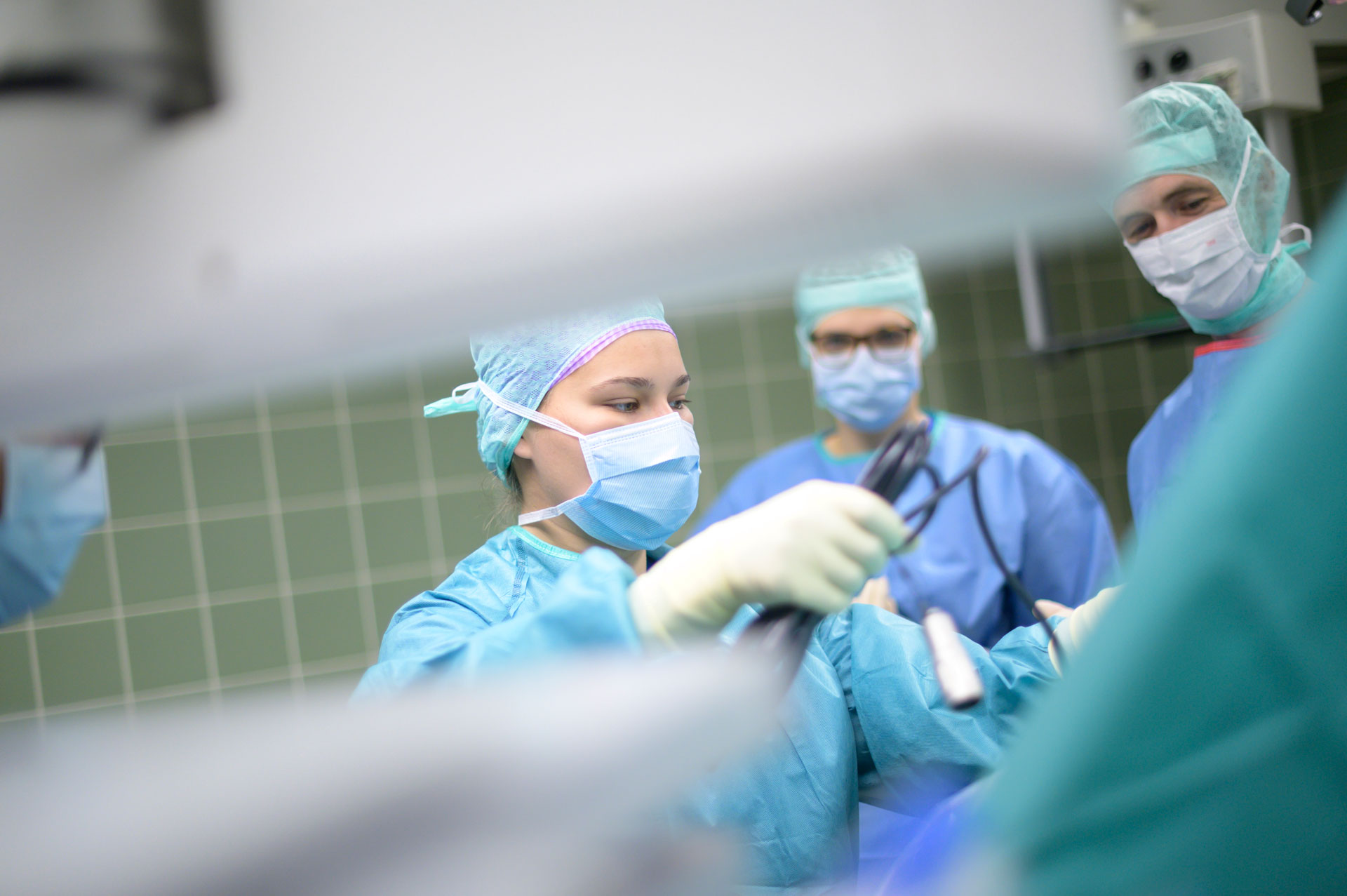 OP-Pflegefachkraft bei der Arbeit