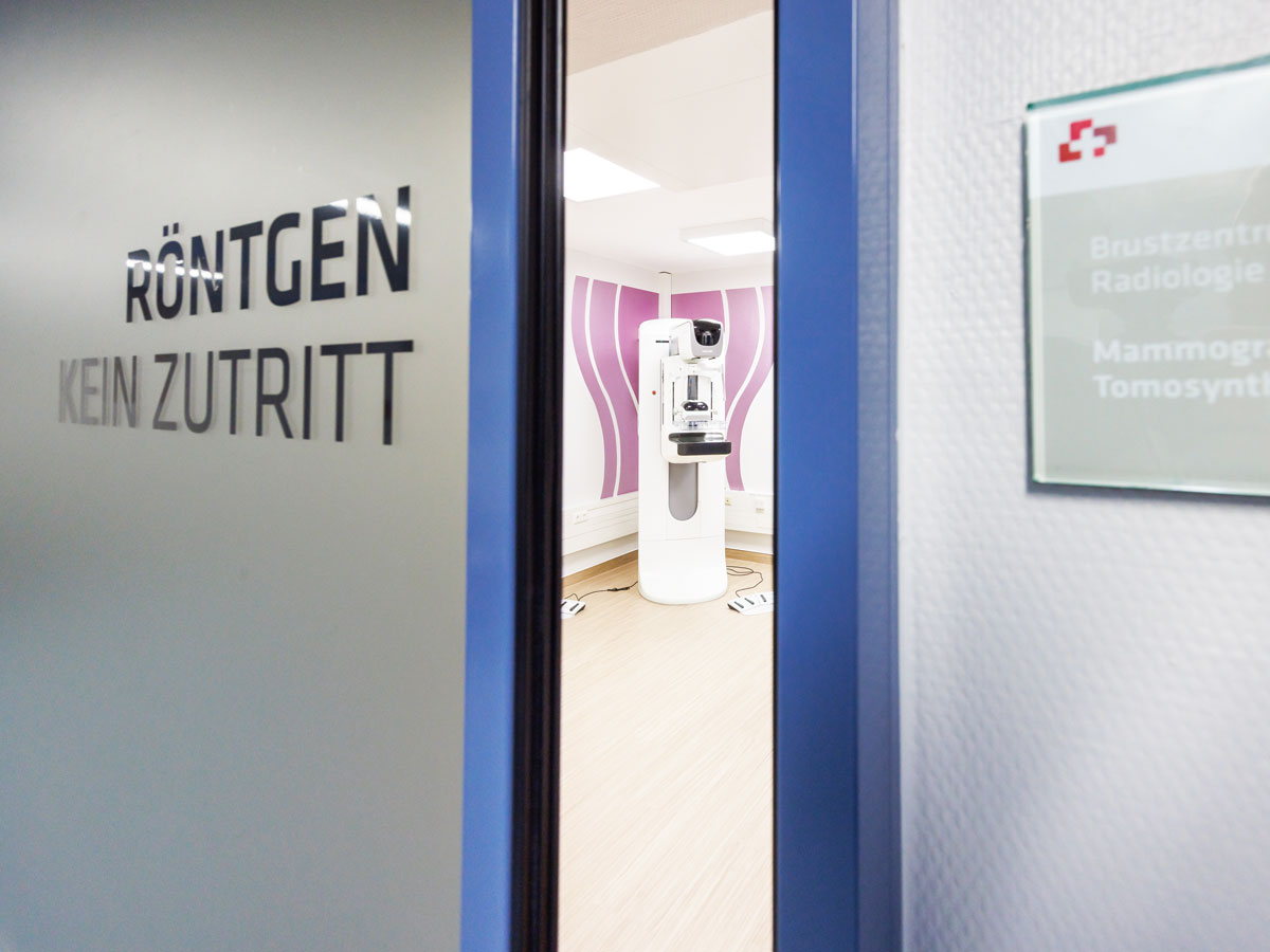 Blick in einen Raum mit Mammographie-Gerät