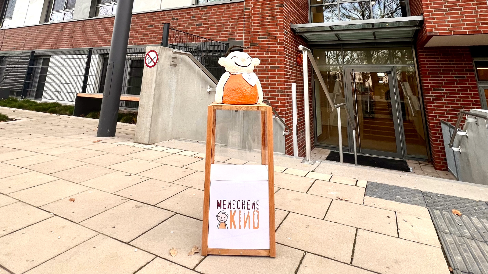 Eingangsbereich des Kellergeschoß der HENRIKE mit einer Menschenskindfigur