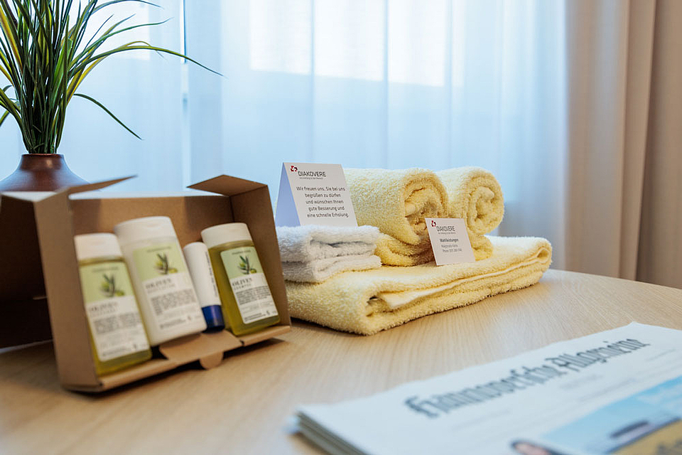 Pflegeprodukte im Patientenzimmer auf der Wahlleistungsstation im Henriettenstift