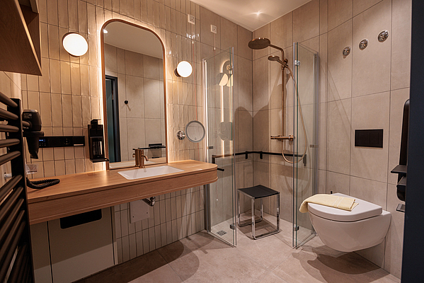 Blick in ein modernes Badezimmer eines Patientenzimmers im Henriettenstift.