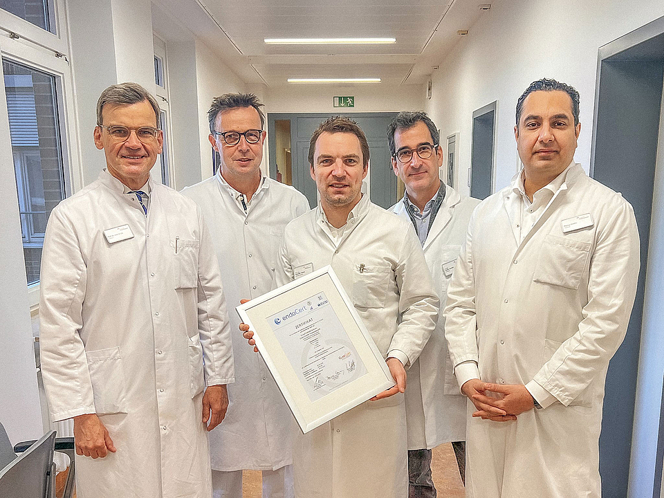 Die zertifizierten Operateure für Endoprothetik zeigen die Urkunde für das Endoprothetikzentrum