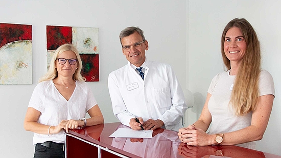 Das Bild zeigt Prof. Helmut Lill mit seinen Sekretariatsmitarbeiterinnen Renata Kasperska und Anna Golletz