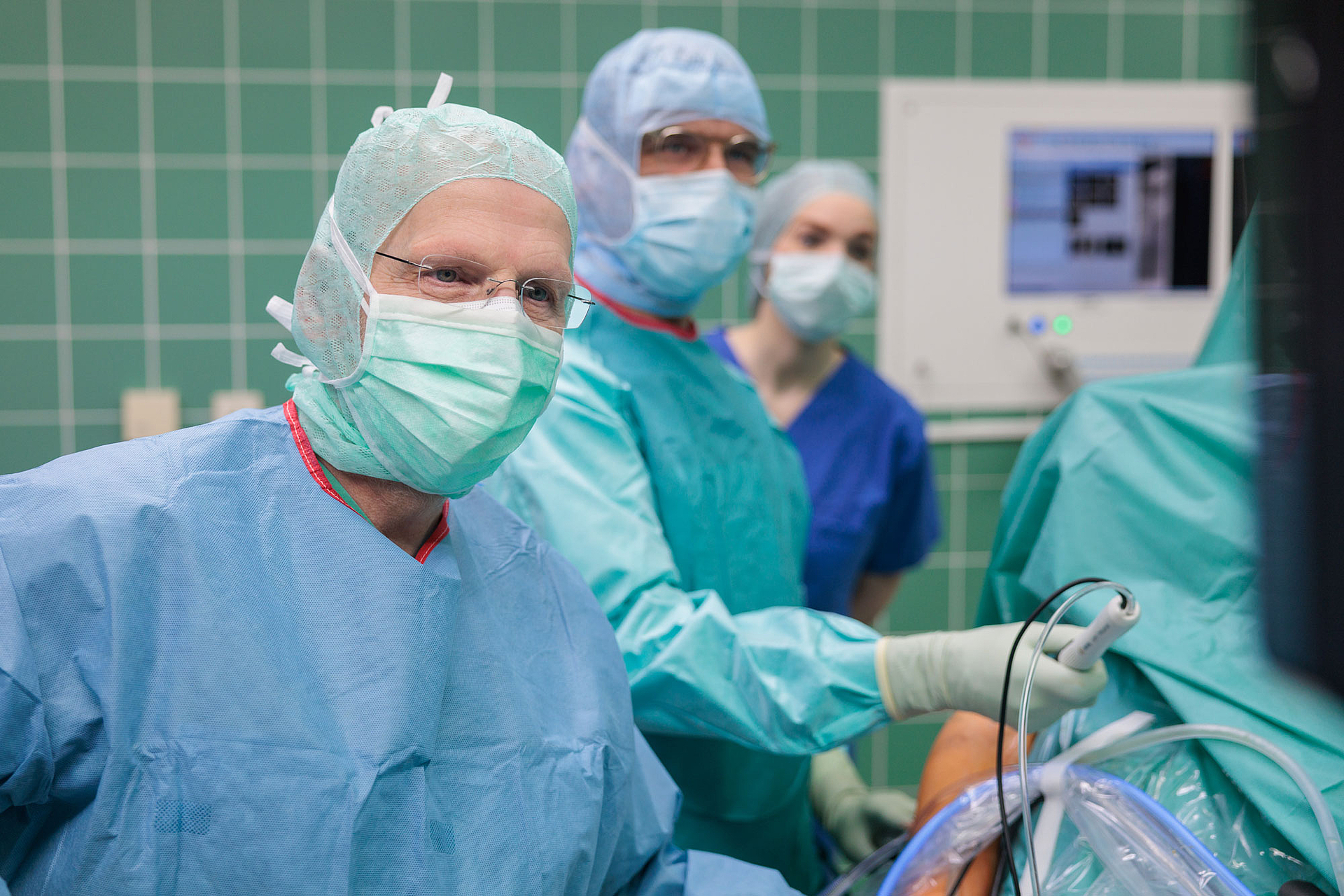 Die Grafik zeigt Prof. Dr. Helmut Lill und Oberarzt Michael Renner bei einer Operation
