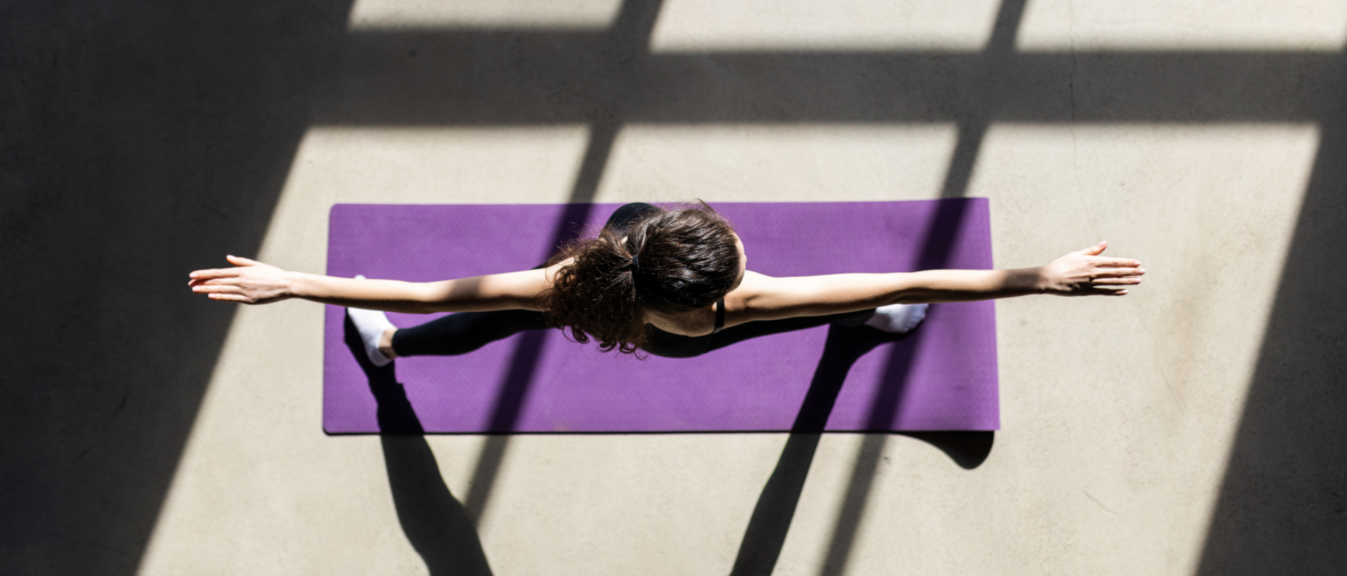 Eine Frau macht Yoga.