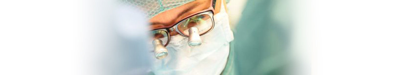 Chirurg mit Lupenbrille
