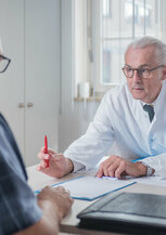 Der Privatdozent Dr. Peter Vogel im Gespräch mit einem Patienten, der unter Refluxbeschwerden leidet