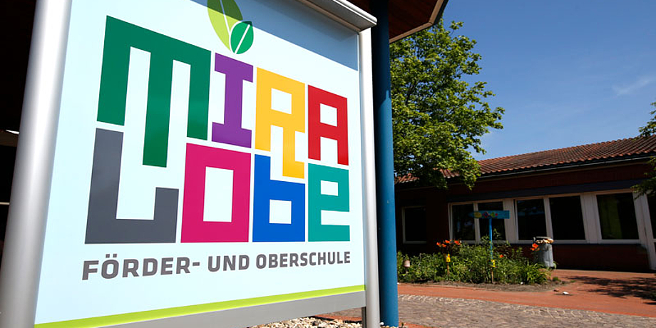 Bild zeigt das Eingangsschild der Mira Lobe Schule.