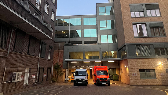 Grafk zeigt die Liegendanfahrt der Notaufnahme im Henriettenstift mit zwei Rettungswagen davor