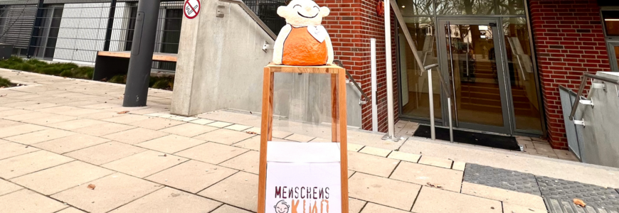 Eingangsbereich des Kellergeschoß der HENRIKE mit einer Menschenskindfigur