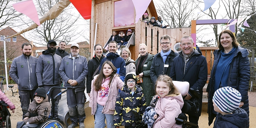 ChatGPT:  Feier zur Eröffnung des neuen inklusiven Spielplatzes der Mira Lobe Schule: Förderer, Schulleitung und weitere Beteiligte stehen zusammen mit vielen Kindern mit und ohne Behinderung auf dem Schulhof. Die Atmosphäre ist fröhlich, es wird gelacht, gesprochen und gemeinsam gefeiert.