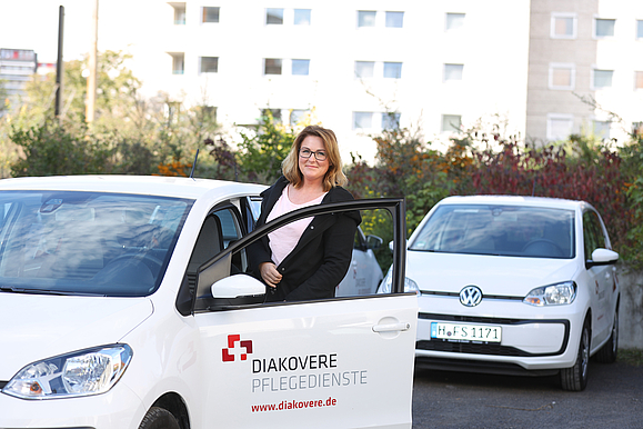 Grafik zeigt eine Pflegedienstmitarbeiterin, die in ein Auto des ambulanten Dienstes steigt. 